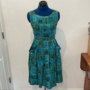 Vintage green/blue dress with belt and pockets.